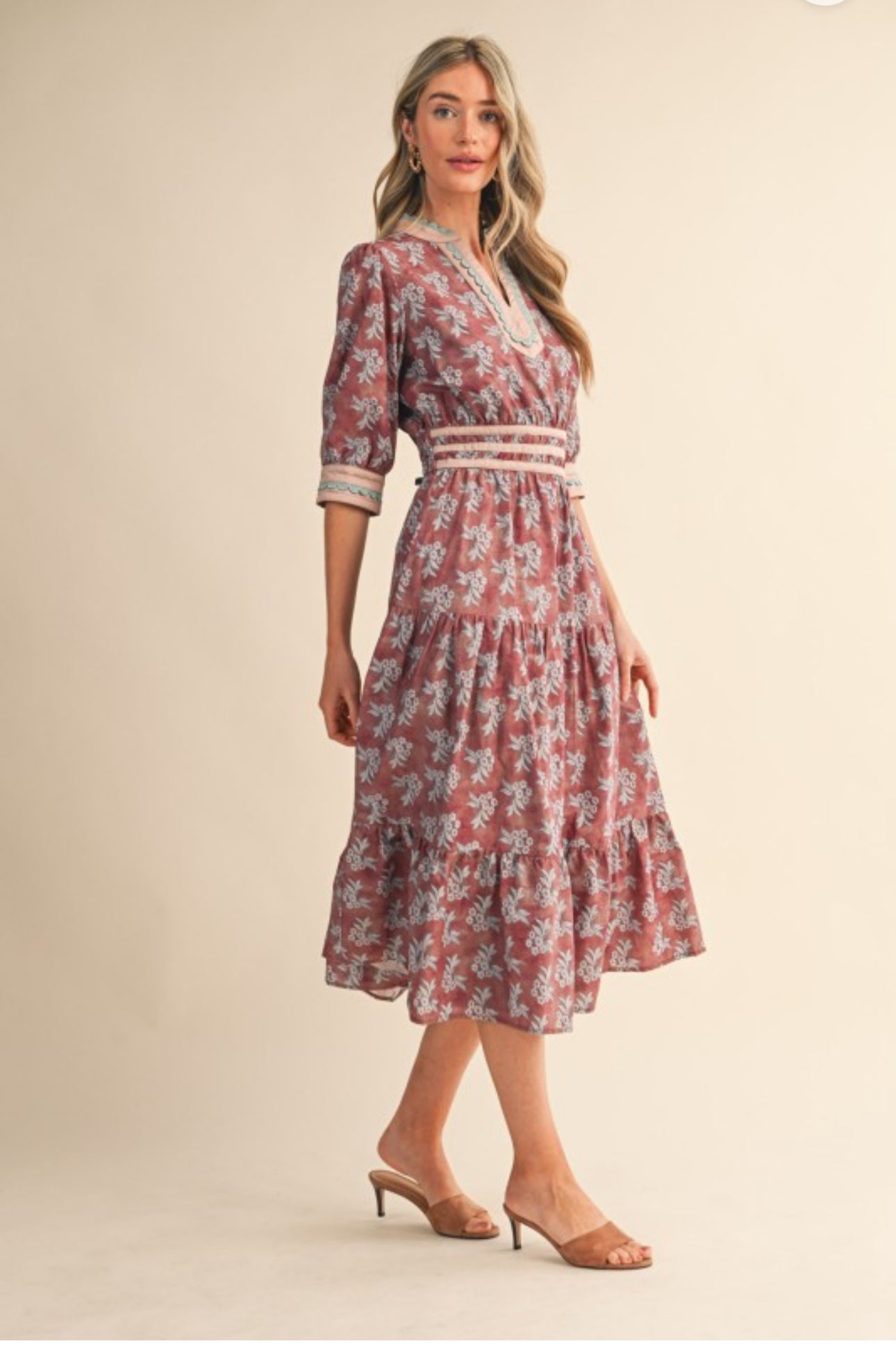 Rocio midi Dress.                                     Vestido midi festoneado con ribete en contraste y estampado floral