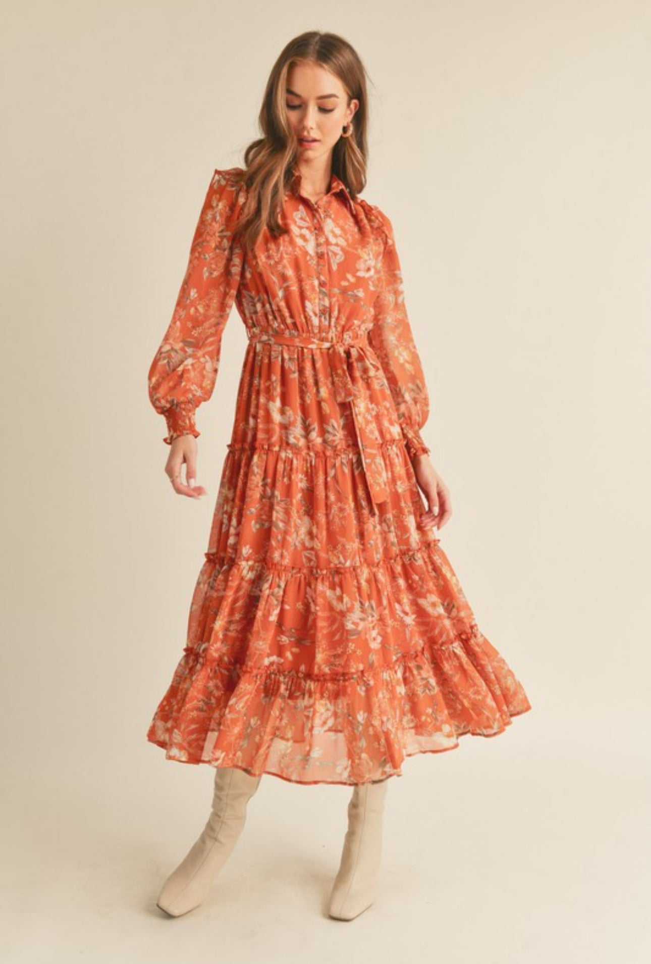 Vera  Midi Dress.                                       

Vestido midi escalonado con botones y volantes Estampado floral multicolor óxido