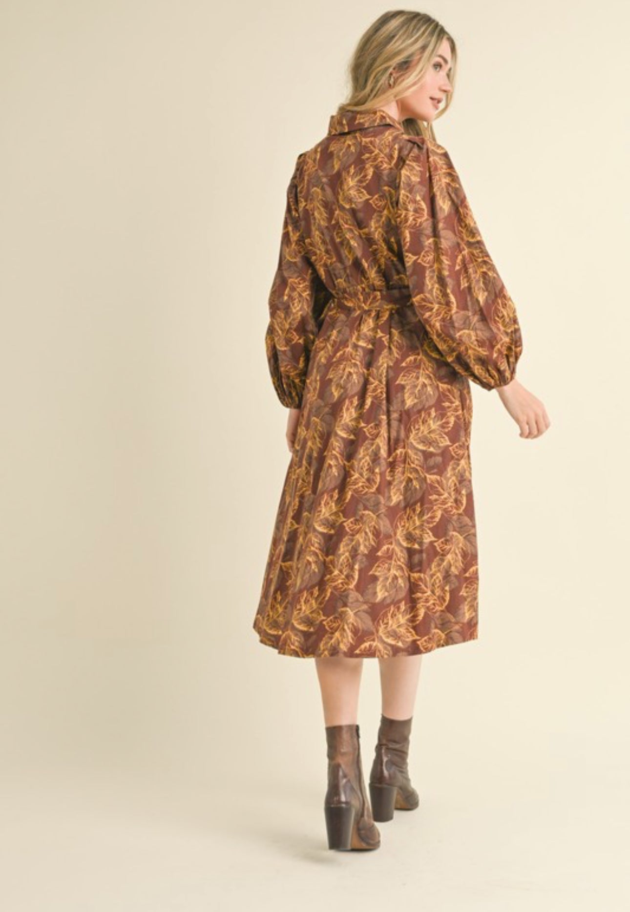 Adela Midi Dress.                                        Vestido midi camisero con estampado de hojas