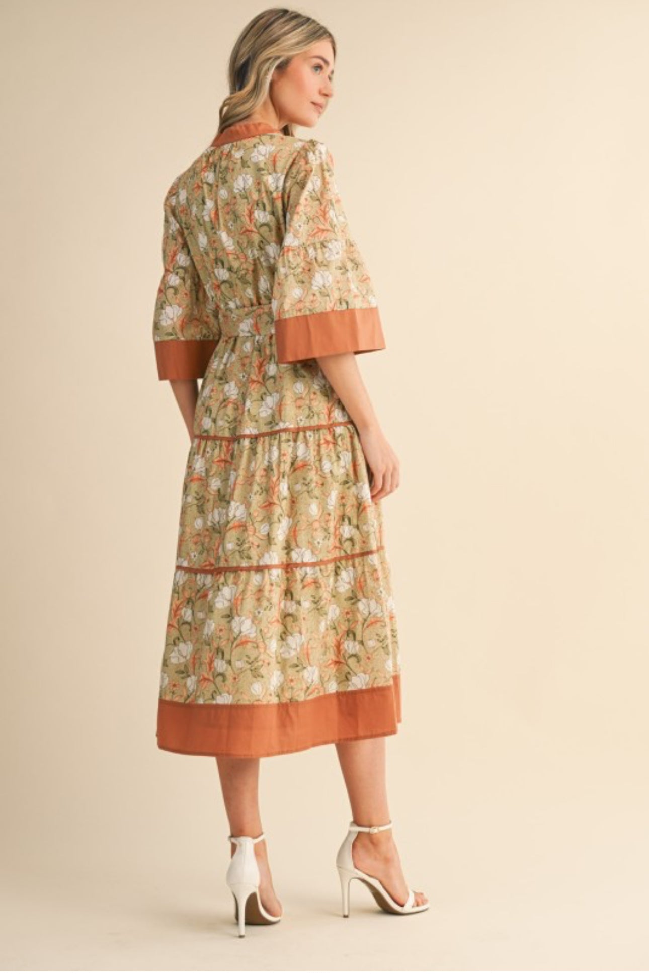 Ámbar Midi Dress.                                             

Vestido midi con cinturón, ribete en contraste y estampado floral Combinación Ámbar Salvia