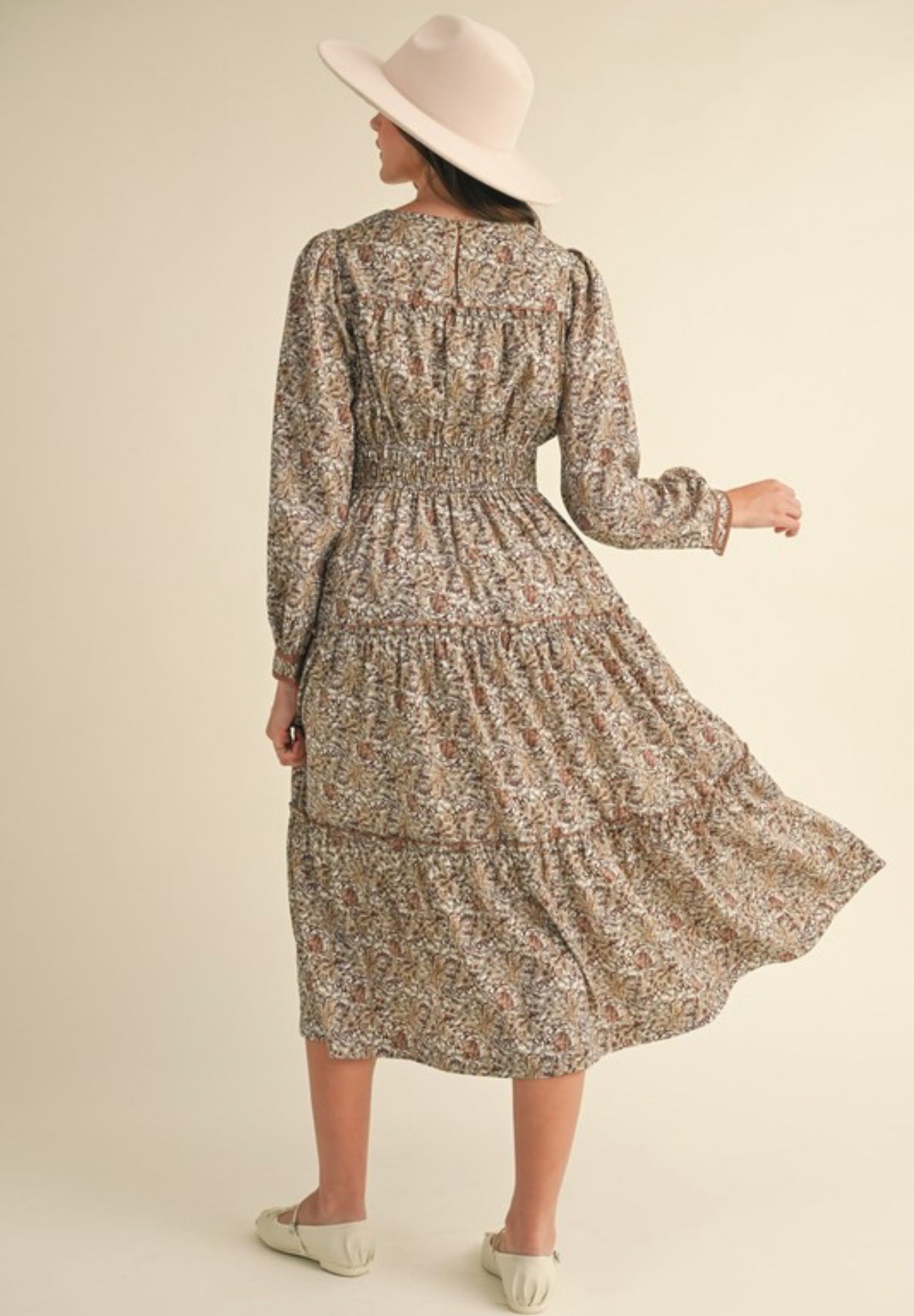 Helena Midi Dress.                                     Vestido midi floral con ribete en contraste