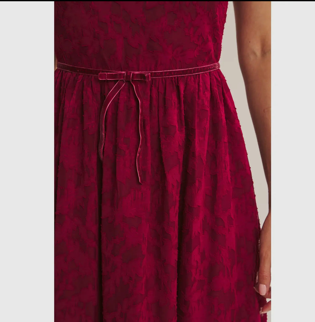 Royce Midi Dress.                                         Vestido Midi De Jacquard Con Cintura De Terciopelo Rico En Textura