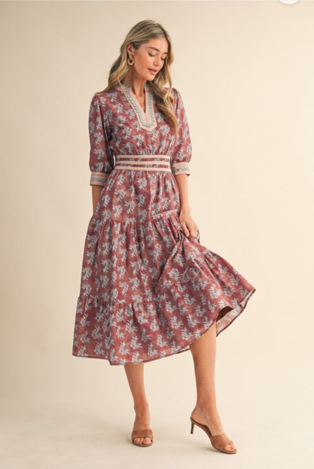 Rocio midi Dress.                                     Vestido midi festoneado con ribete en contraste y estampado floral