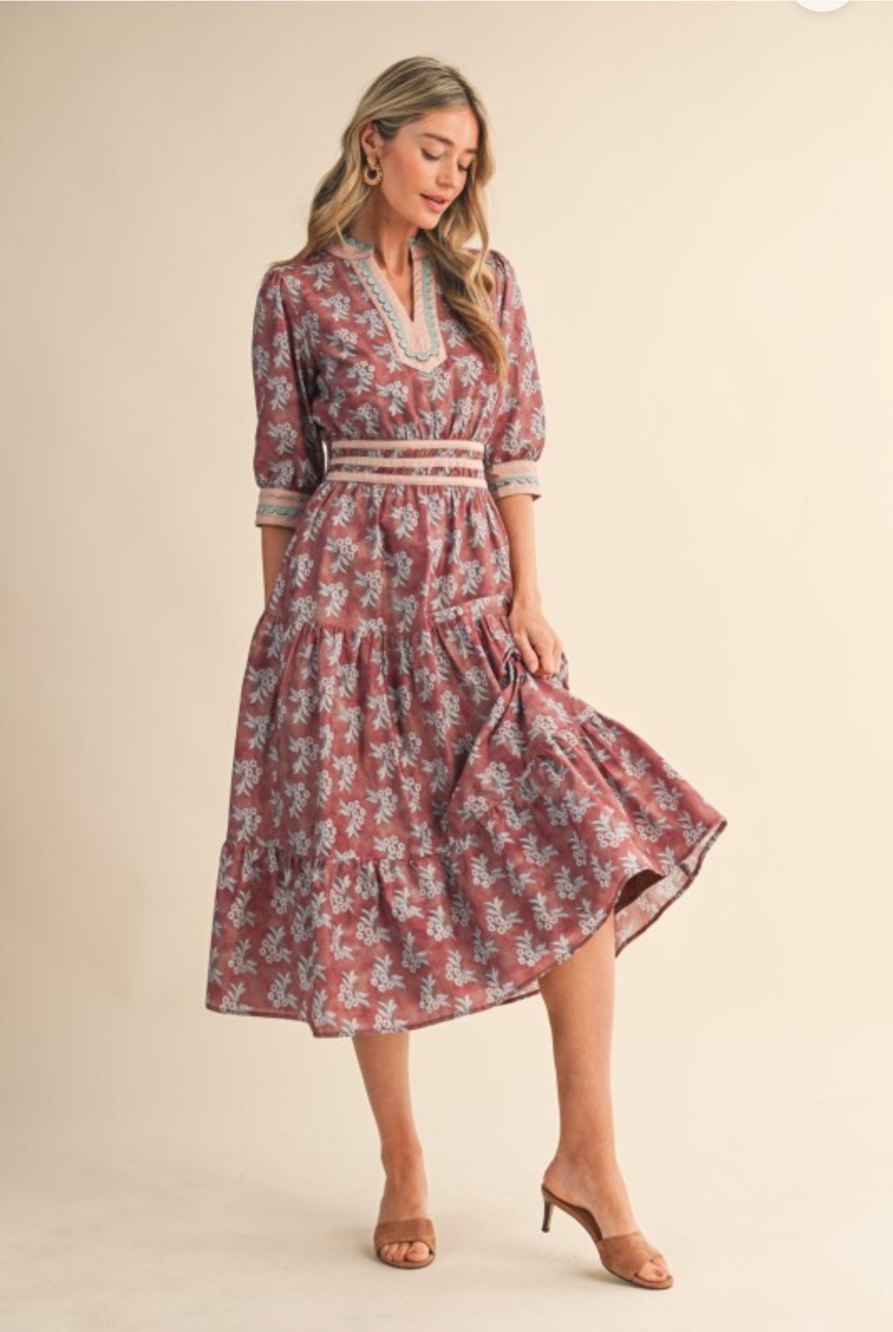 Rocio midi Dress.                                     Vestido midi festoneado con ribete en contraste y estampado floral