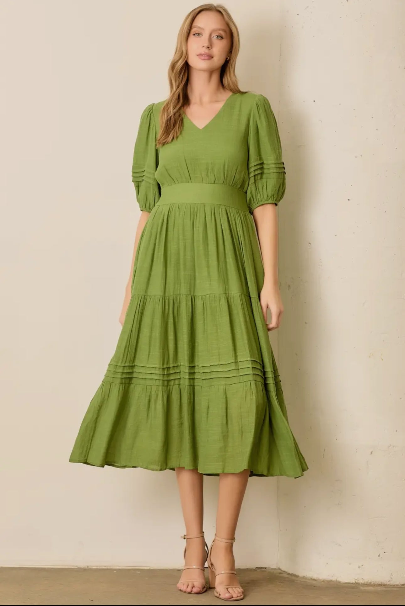 Vestido largo, escalonado con cuello en V