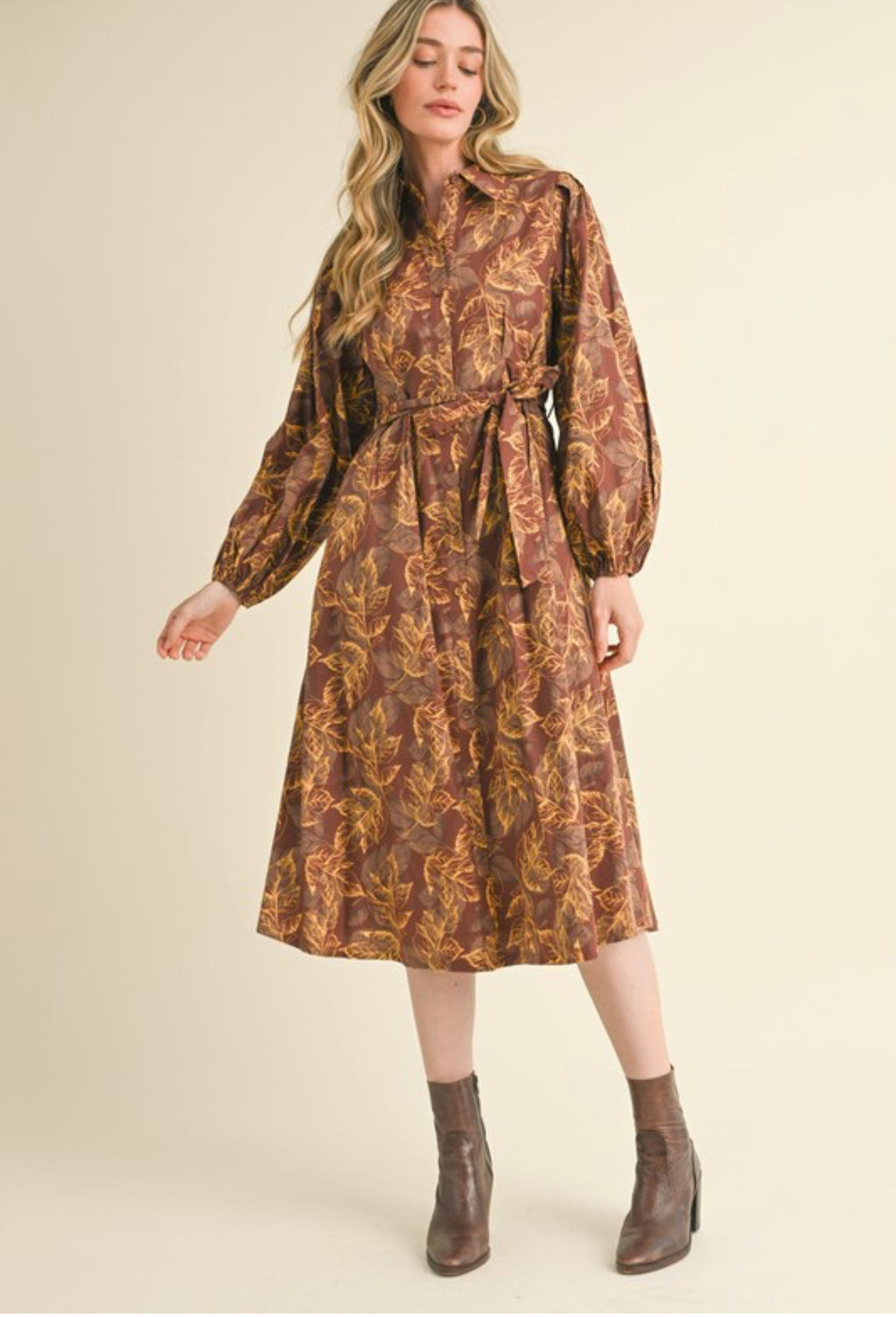 Adela Midi Dress.                                        Vestido midi camisero con estampado de hojas