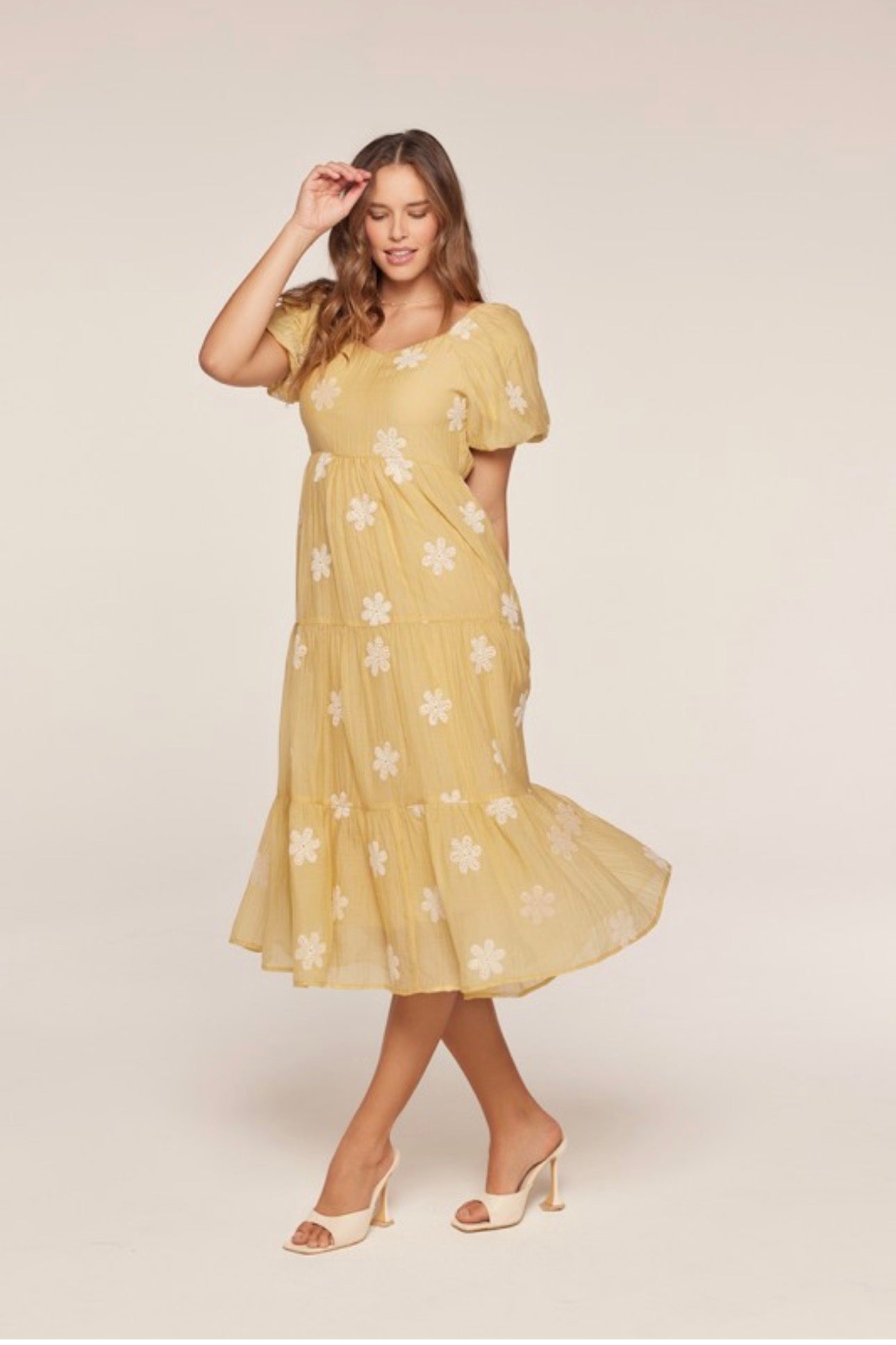 Miriam Midi dress.                                    Vestido con cuello de corazón bordado y capas