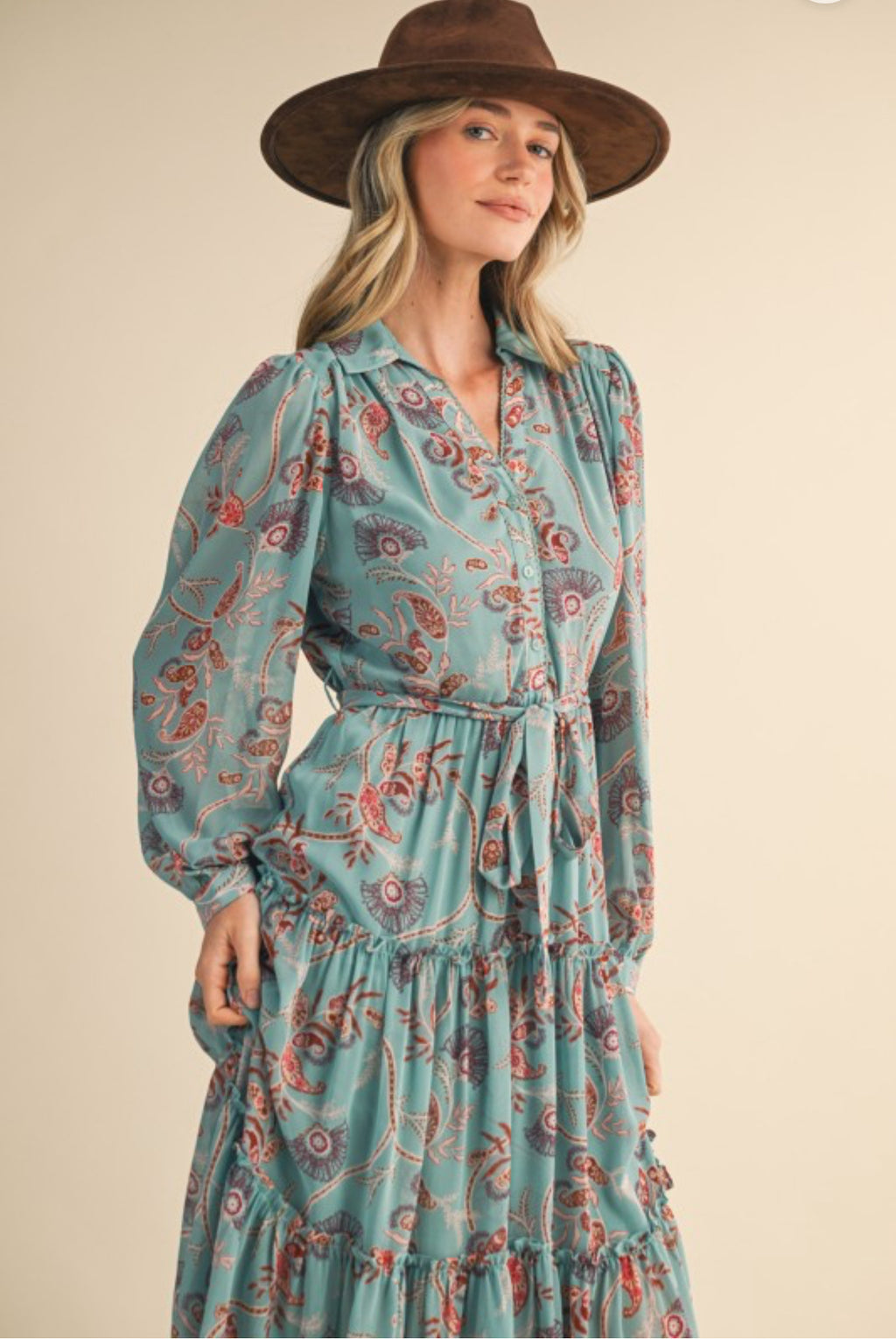 Vera Midi Dress.                                              Vestido midi escalonado con volantes y estampado paisley exclusivo