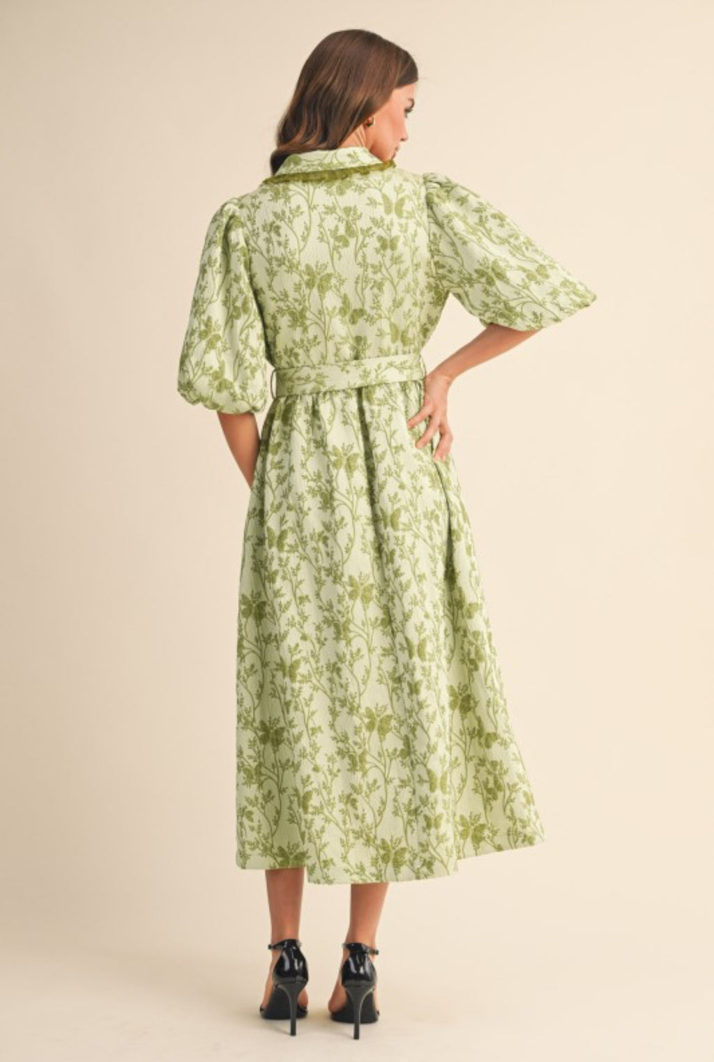 Saira Midi  Dress                                     Vestido midi abotonado con mangas abullonadas de jacquard