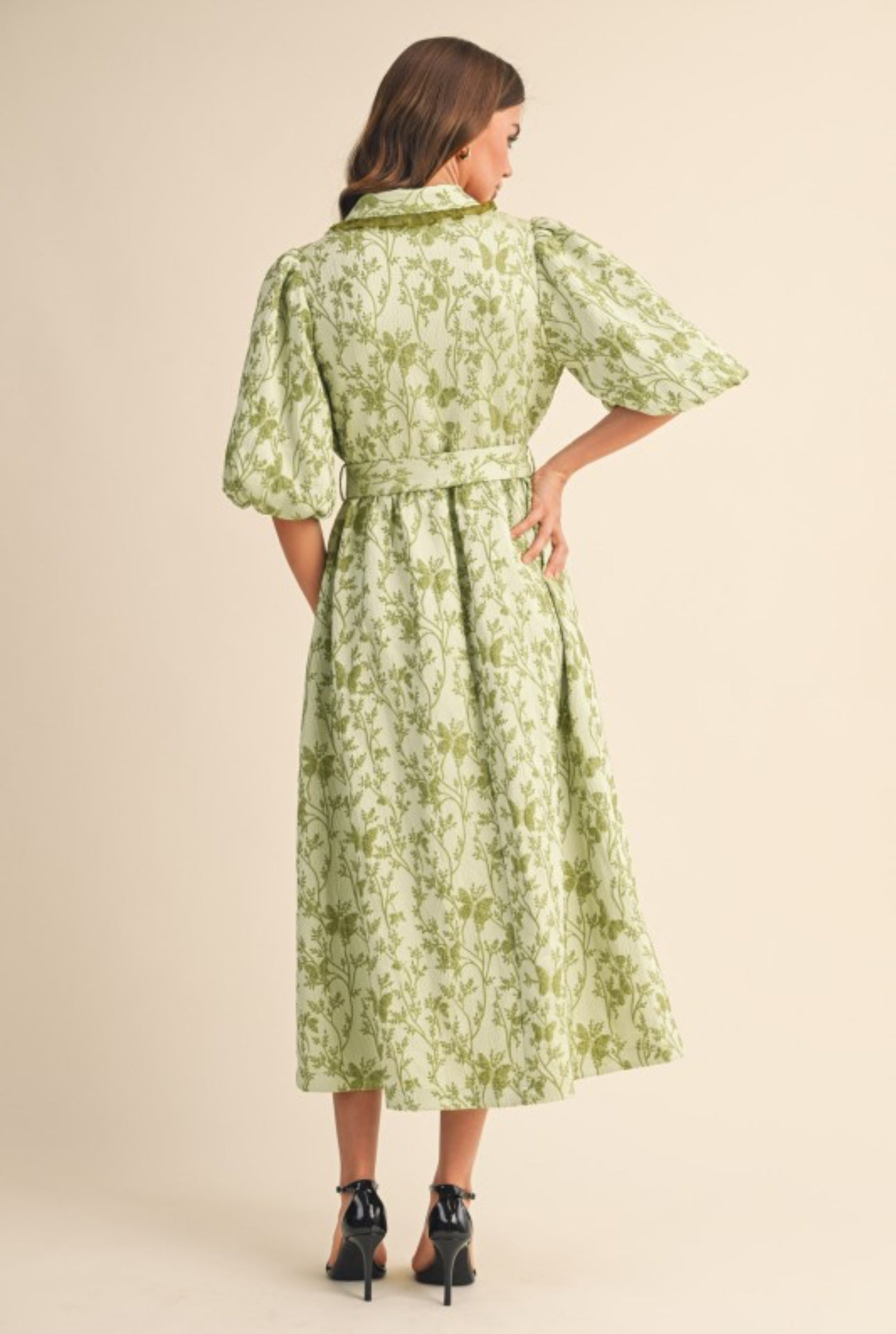 Saira Midi  Dress                                     Vestido midi abotonado con mangas abullonadas de jacquard