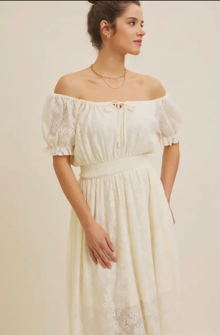 Floral Lace Midi Dress with
Ruched Waist