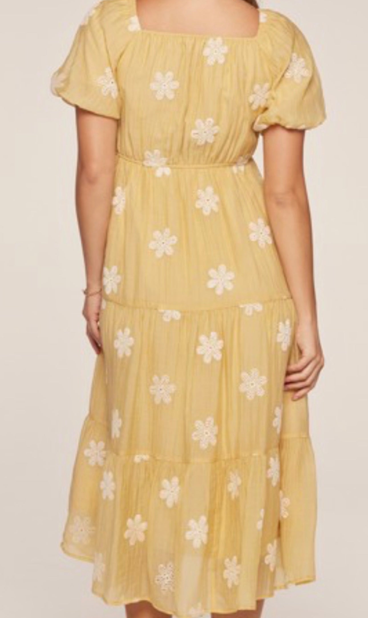 Miriam Midi dress.                                    Vestido con cuello de corazón bordado y capas