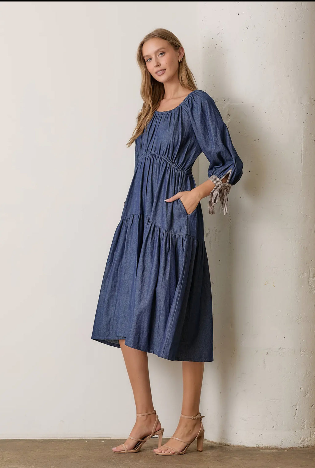 Amelia Midi Dress.                                   Vestido De Manga Larga Con

Cuello Redondo
