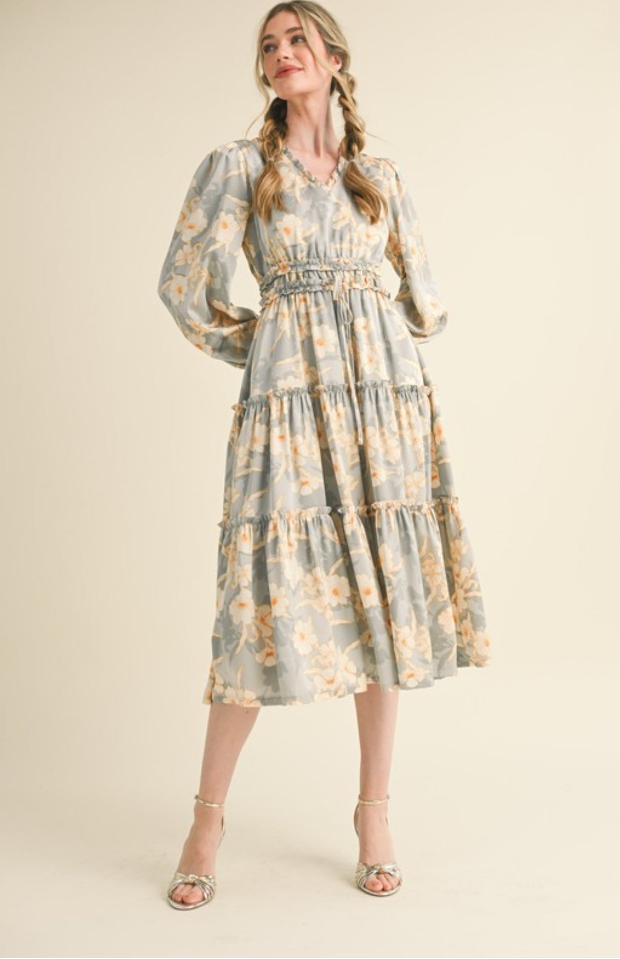 Lina midi Dress                                         

Vestido midi floral con ribete de volantes