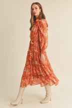 Vera  Midi Dress.                                       

Vestido midi escalonado con botones y volantes Estampado floral multicolor óxido