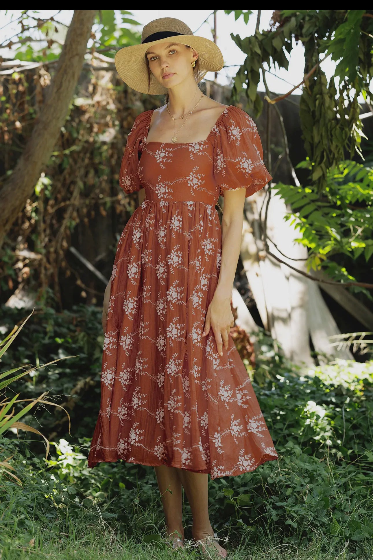 Kelly midi Dress.                                        Bordado de manga corta