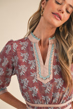 Rocio midi Dress.                                     Vestido midi festoneado con ribete en contraste y estampado floral