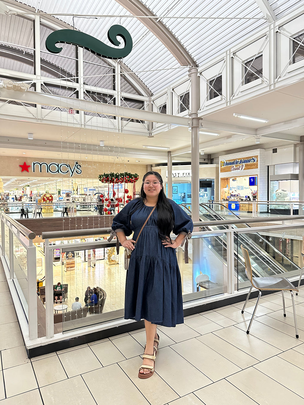 Amelia Midi Dress.                                   Vestido De Manga Larga Con

Cuello Redondo